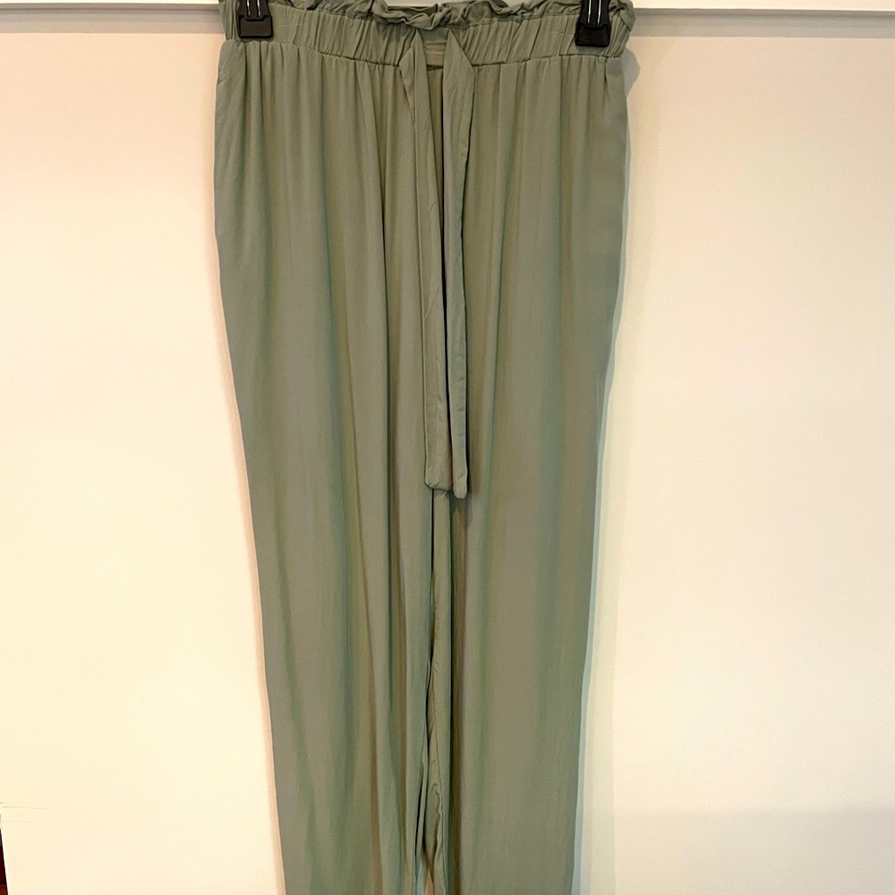 Green lightweight belted pant